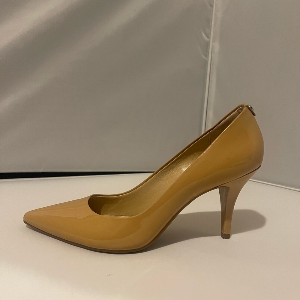 Michael Kors Nude Pumps Pointed Toe Patent Leather Heels - 9.5 - Like New